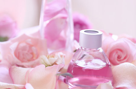 pink-rose-petals-oil-spa-rozovye-rozy-lepestki-dukhi-parfume